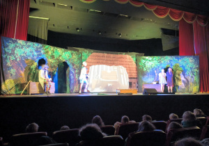 dzieci oglądają spektakl