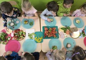 dzieci jedzą kanapki