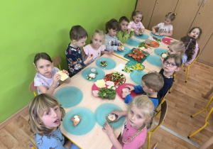 dzieci jedzą zdrowe kanapki