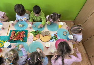 dzieci konsumują zdrowe kanapki