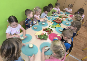 dzieci przygotowują zdrowe kanapki
