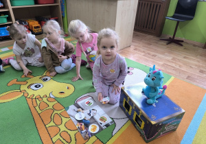 dzieci segregują obrazki