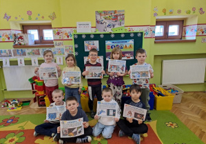 dzieci prezentują plansze związane z Dniem Numeru Alarmowego 112