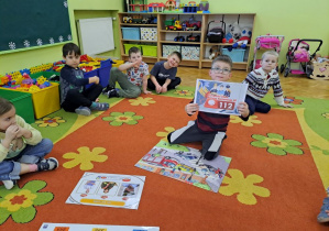 dzieci wskazują plansze z numerem 112