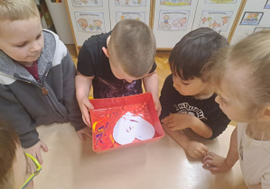 dzieci malują serca szklanymi kulkami