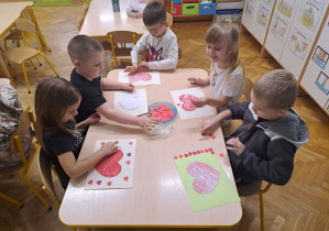 dzieci ozdabiają swoje prace