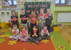 dzieci pozują do walentynkowego zdjęcia