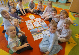 dzieci poznają zasady działania numeru alarmowego