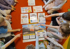 dzieci poznają numery służb ratowniczych