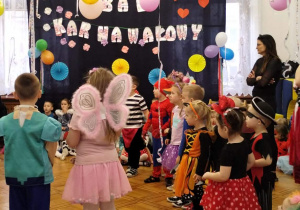 dzieci przygotowują się do tańca