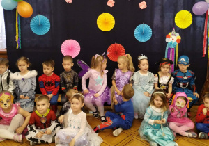 dzieci w strojach balowych