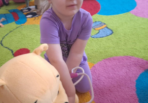 dziewczynka bada misia