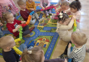 dzieci bawią się Si-gumą