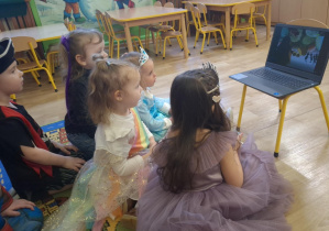 dzieci oglądają bajkę tematyczną