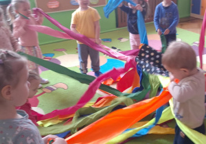 dzieci tworzą sieć