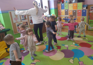 dzieci wykonują polecenia instruktorki