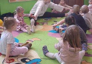 dzieci wykonują ćwiczenia rozciągające
