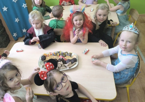 karnawałowy poczęstunek dzieci