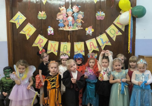 zdjęcie grupowe "Kotków" na balu