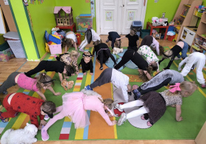 dzieci naśladują koty