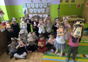 dzieci z otrzymanymi upominkami