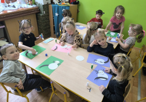 dzieci sklejają kota z części