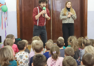 dzieci poznają gości spotkania