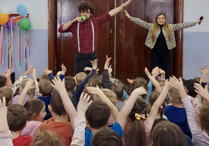 dzieci wybierają się w muzyczną podróż