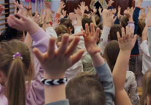 dzieci śpiewają wspólnie z artystką