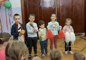 dzieci akompaniują do proponowanej piosenki