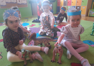 dzieci bawią się dinozaurami