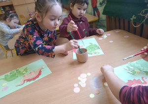 dzieci wykonują pracę z dinozaurami