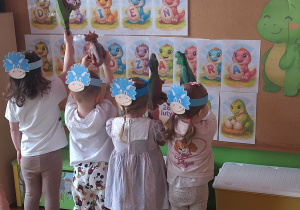 dzieci szukają przyjaciela dinozaura