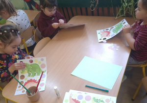 dzieci ćwiczą sprawność paluszków w wypychance