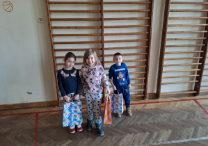 dzieci oglądają salę gimnastyczną