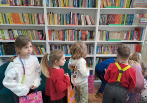 dzieci zwiedzają bibliotekę