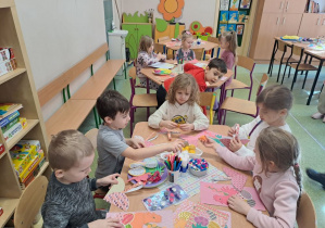 dzieci tworzą prace plastyczne w szkole