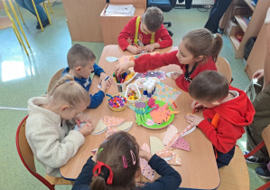 dzieci podczas zajęć plastycznych w szkole
