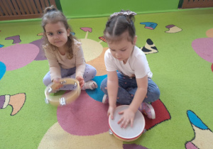 dzieci grają na tamburynie i bębenku