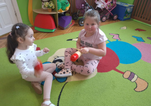 dzieci próbują grać na instrumentach