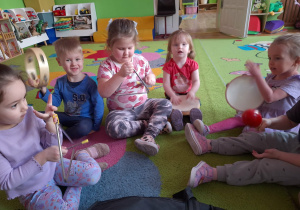 dzieci poznają instrumenty