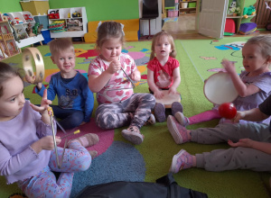 Zabawy z instrumentami w grupie "Smoków"