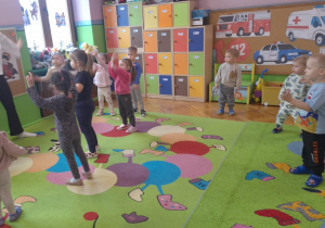 dzieci podczas zabaw rozciągających