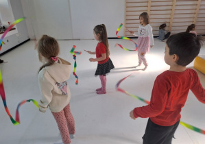 dzieci wprawiają w ruch wstążki