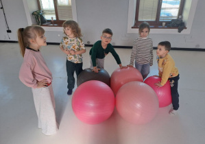 zabawa dużymi piłkami