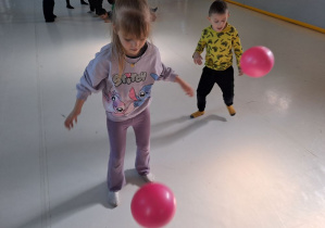 dzieci grają w piłki