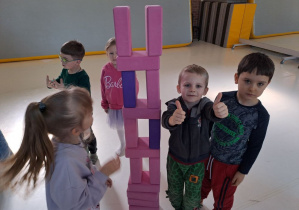 dzieci budują wieżę