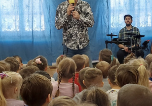 Pan Witek śpiewa z dziećmi