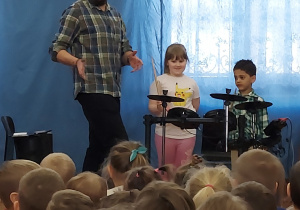 dzieci próbują swych sił na perkusji