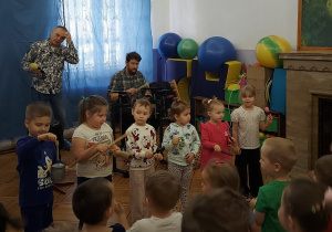 dzieci akompaniują perkusji